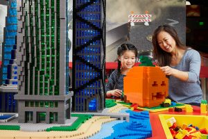 SÜSSES ODER SAURES TRIFFT AUF LEGO® HIDDEN SIDE™