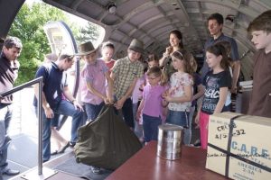 Von Schokoladenfliegern und Spionen – Familienführung mit Bastelworkshop