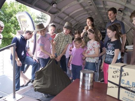 Von Schokoladenfliegern und Spionen – Familienführung mit Bastelworkshop