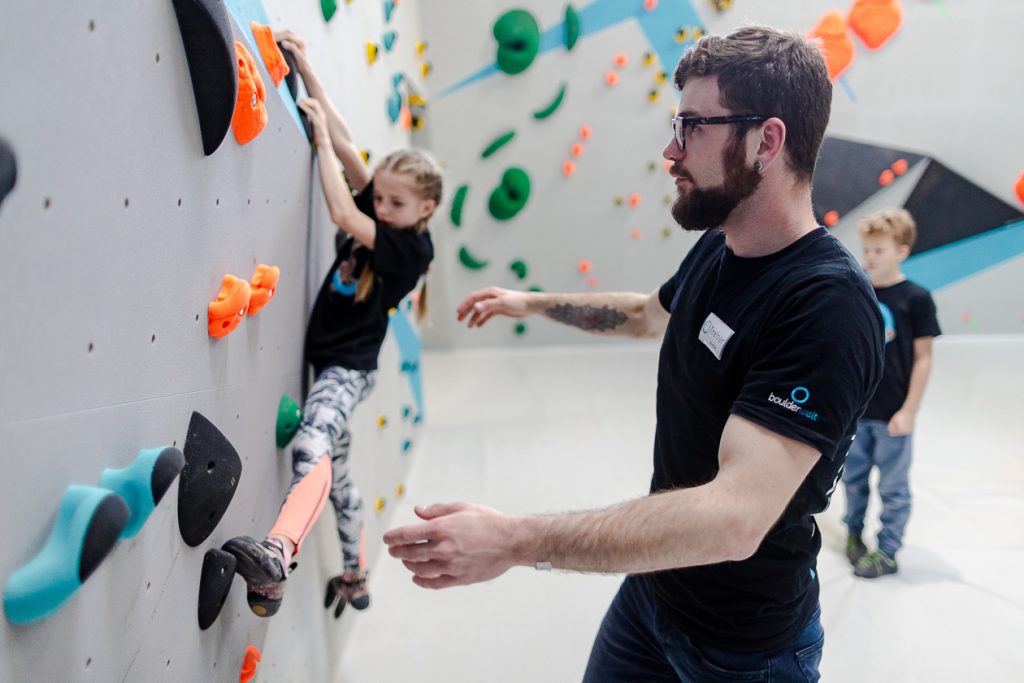 Schnuppern bei den Boulderkids