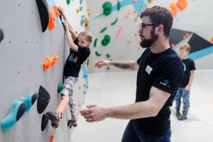 Schnuppern bei den Boulderkids